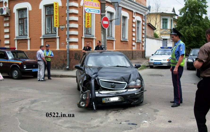 В Кировограде произошло ДТП, один из автомобилей чуть не сбил девочку (ФОТО) (фото) - фото 2