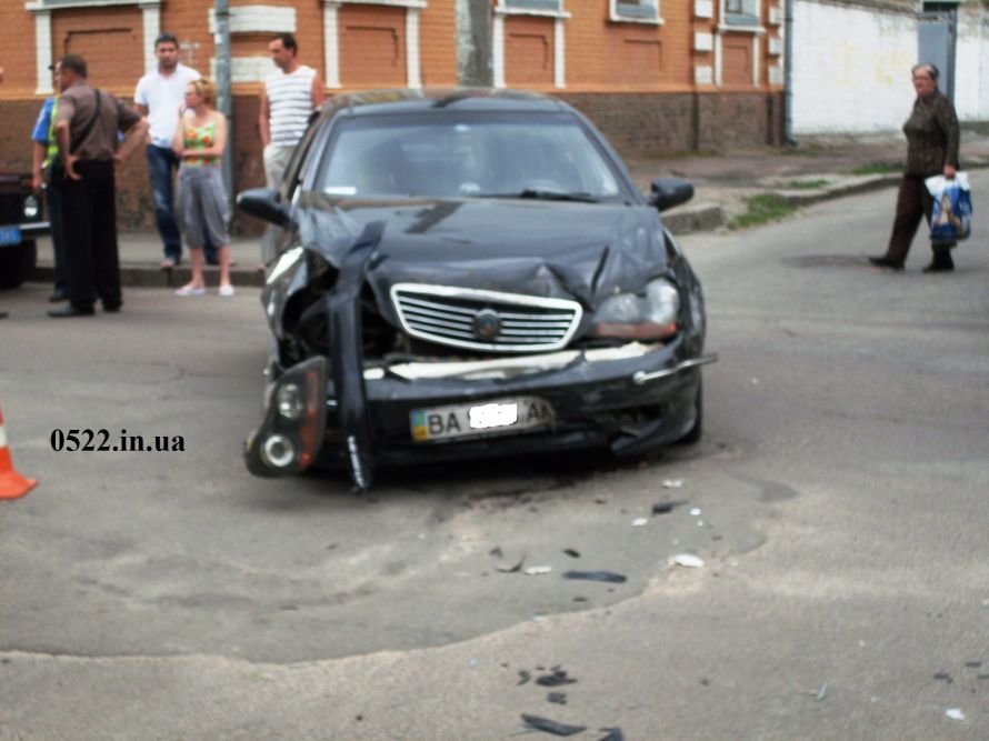 В Кировограде произошло ДТП, один из автомобилей чуть не сбил девочку (ФОТО) (фото) - фото 4