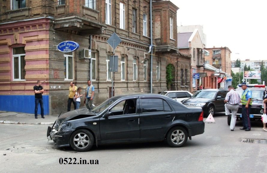 В Кировограде произошло ДТП, один из автомобилей чуть не сбил девочку (ФОТО) (фото) - фото 1