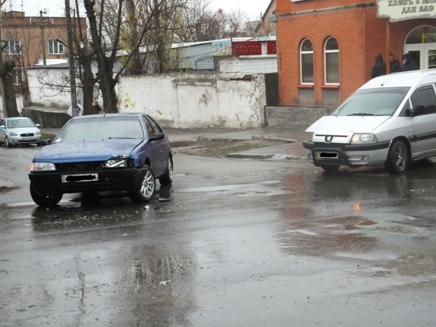 В Кировограде по улице Шевченко почти сразу произошло два ДТП. ФОТО (фото) - фото 1