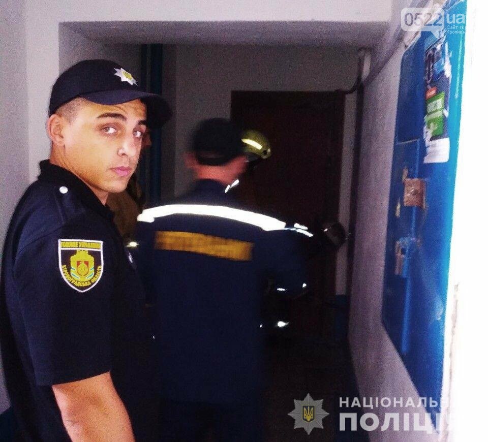 На Кіровоградщині поліцейські разом із рятувальниками визво..., фото-1 На Кіровоградщині поліцейські разом із рятувальниками визволили з квартири хвору жінку та передали її медикам (ФОТО), фото-1
