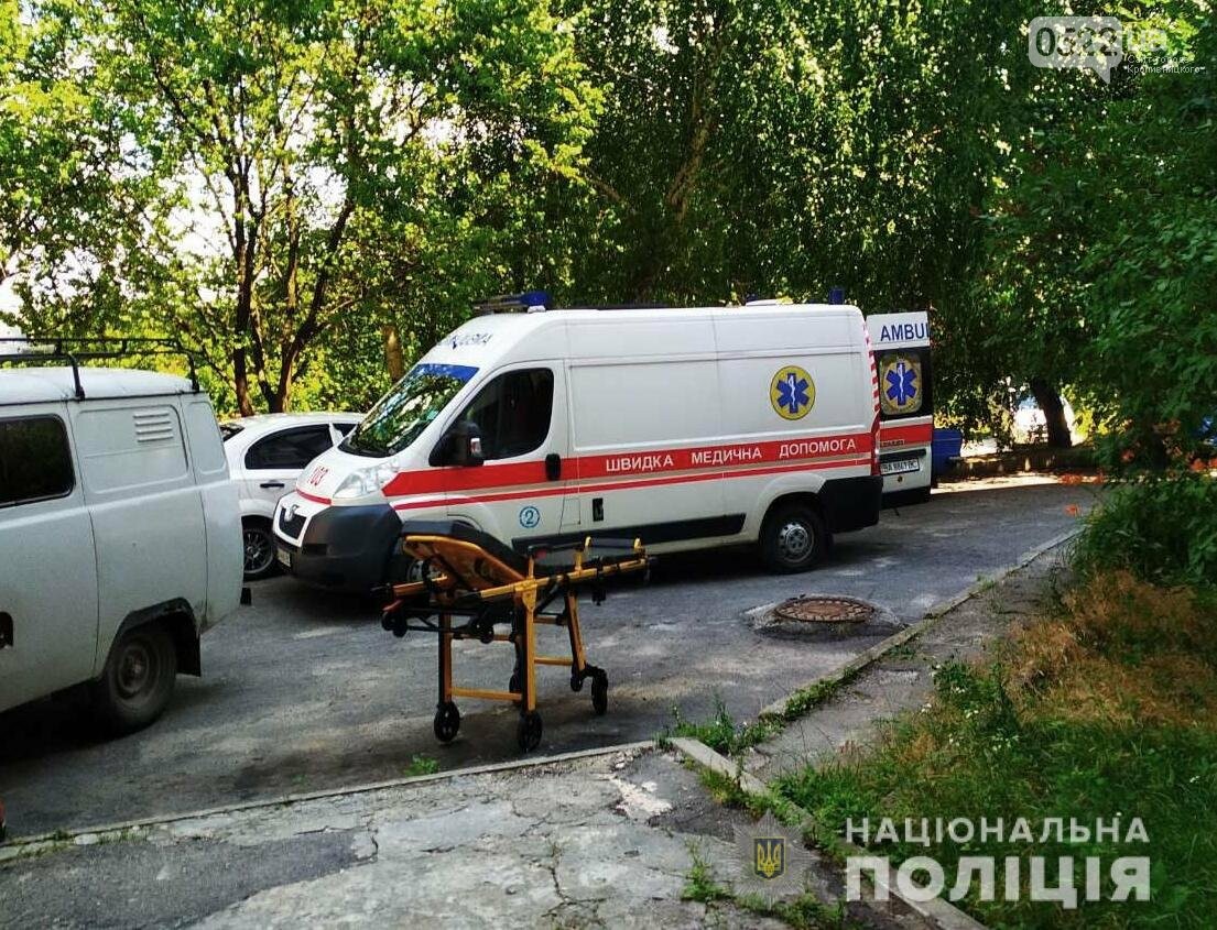 На Кіровоградщині поліцейські разом із рятувальниками визво..., фото-2 На Кіровоградщині поліцейські разом із рятувальниками визволили з квартири хвору жінку та передали її медикам (ФОТО), фото-2