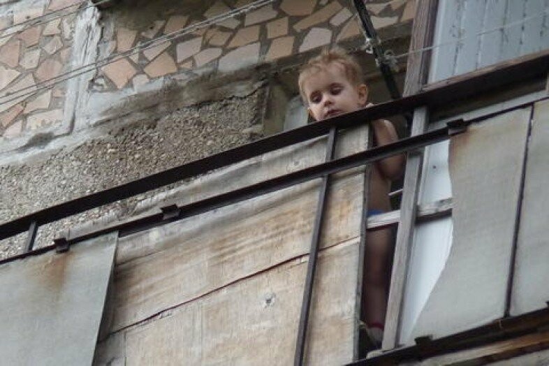 К чему снятся дети на улице. Ребенок на балконе. Мальчик на балконе. Девочка на балконе для детей.
