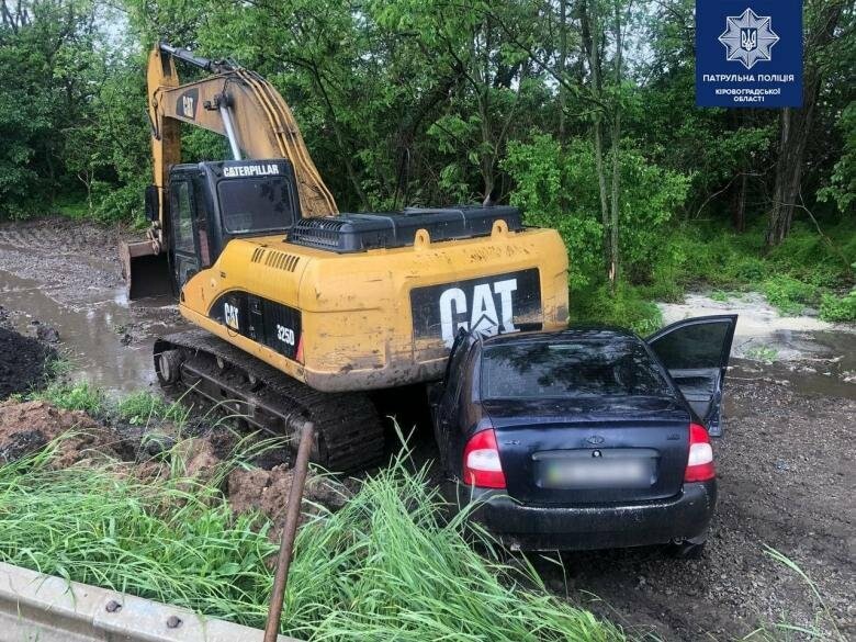 ДТП на Кіровоградщині: автівка вилетіла у кювет та протаранила екскаватор
