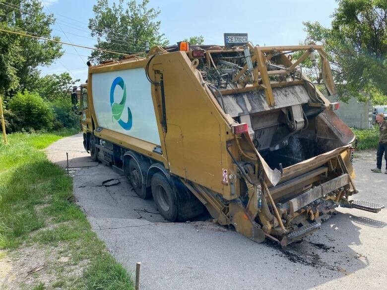 Сміттєвоз, який провалився під асфальт на селищі Гірничому, витягли краном