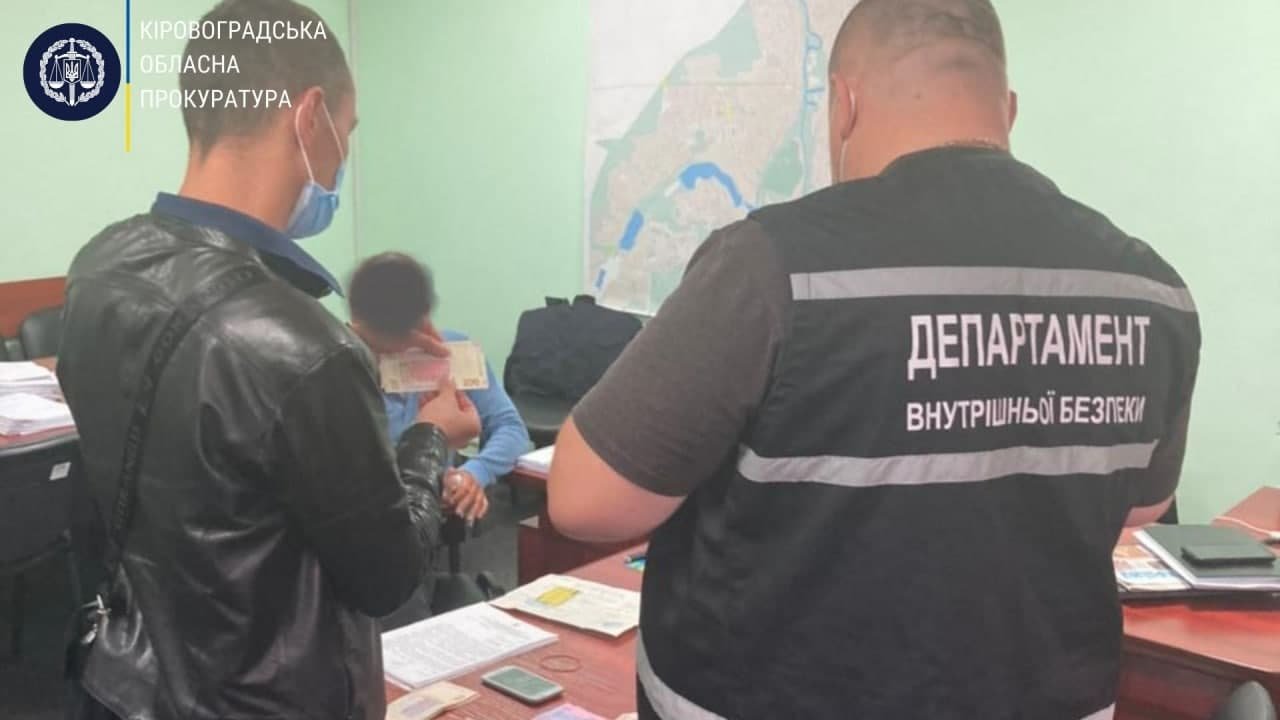 На Кіровоградщині затримали чоловіка, який спробував підкупити поліцейського