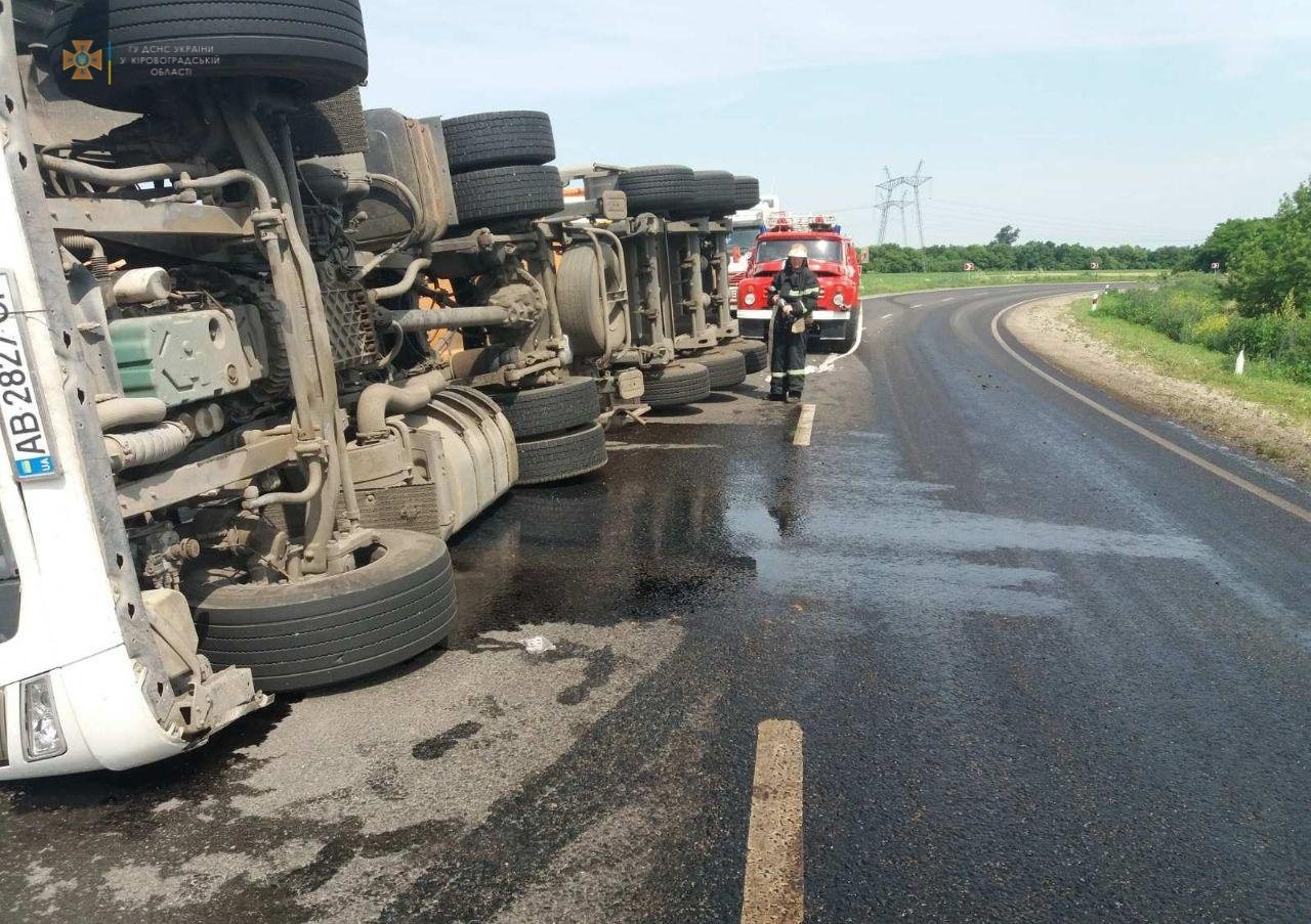  На Кіровоградщині перекинулася вантажівка: витекло пальне