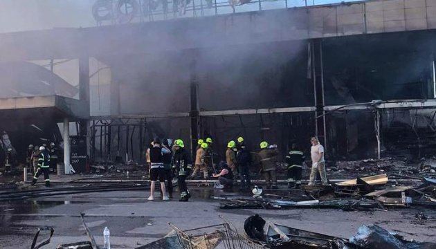 Десятки жертв і поранених: росіяни вдарили по ТРЦ у Кременчуку, обстріляли Харків і Лисичанськ