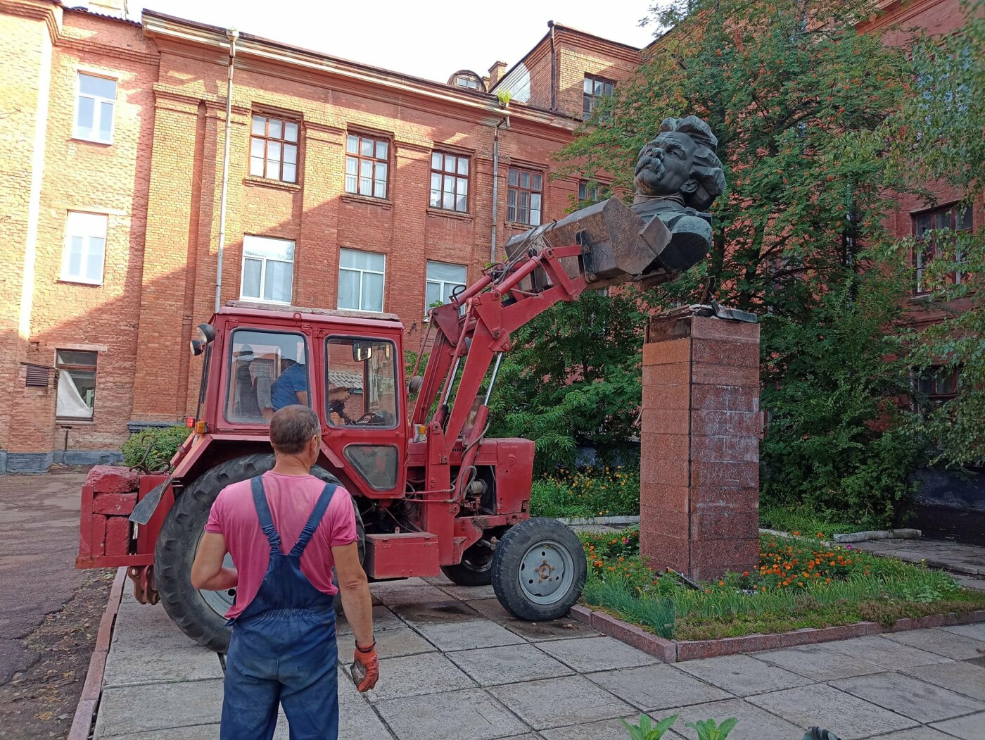 В Олександрії триває демонтаж пам’яток тоталітаризму 