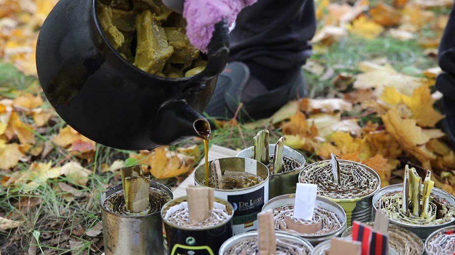 Зігріти бійців на передовій: у Кропивницькому волонтери виготовляють окопні свічки для ЗСУ
