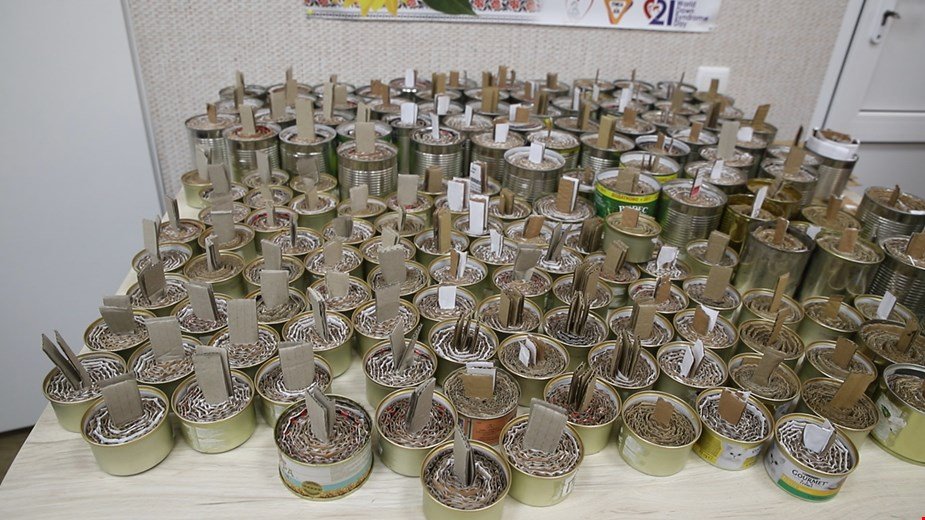 Зігріти бійців на передовій: у Кропивницькому волонтери виготовляють окопні свічки для ЗСУ