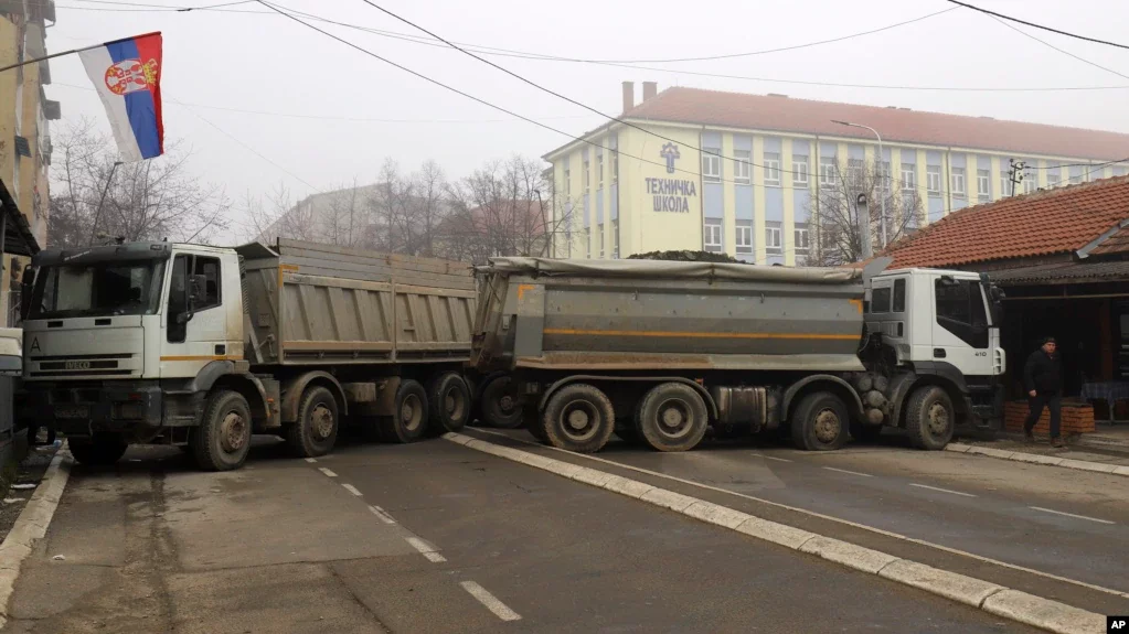 Зростає напруженість у Північному Косово, оскільки місцеві серби блокують дороги; Сербія привела армію в бойову готовність
