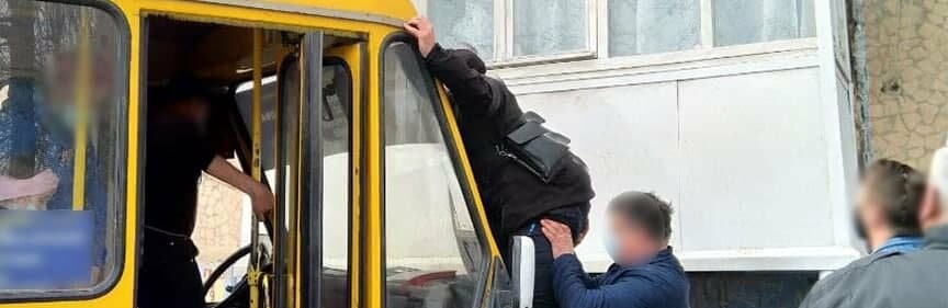 Маленьку дитину врятували небайдужі, коли вона ледь не впала з краю балкону