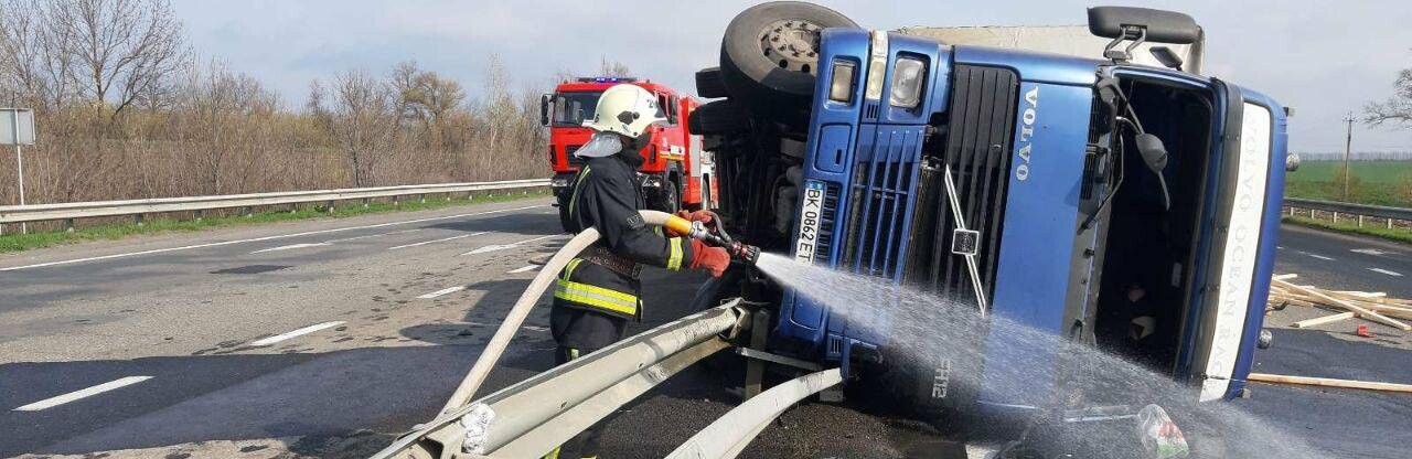Вантажівка VOLVO перекинулась на трасі Київ-Одеса