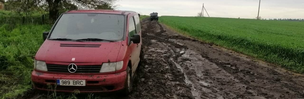 Через проливні дощі Mercedes застряг на проблемній ділянці і не міг самостійно вибратись