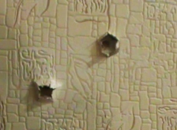 Кировоградец с пистолета стрелял в квартире по стенам (фото) (фото) - фото 1
