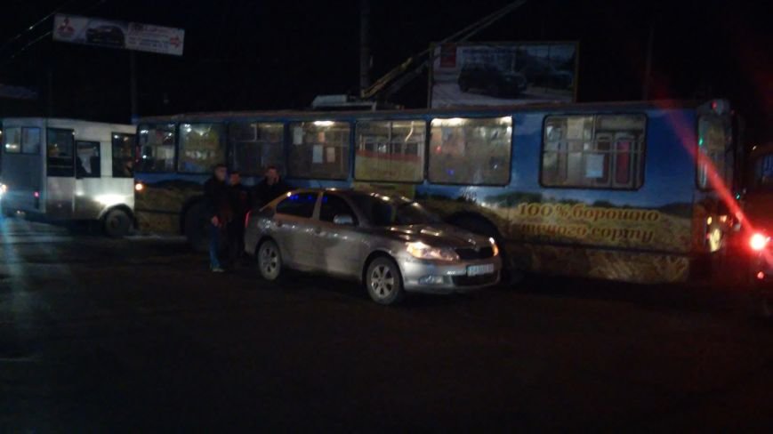 В Кировограде троллейбус столкнулся с иномаркой (фото) (фото) - фото 1