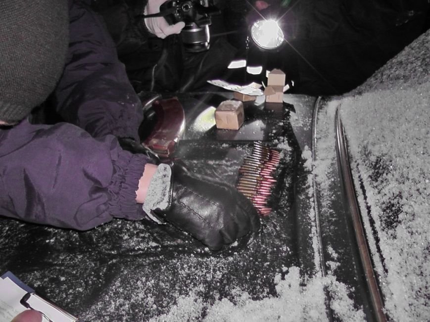 На Кіровоградщині працівники ДАІ затримали водія, який перевозив у салоні свого автомобіля зброю та набої. ФОТО (фото) - фото 1