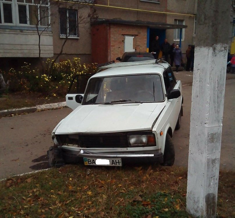 В Кировограде автомобиль чуть не сбил ребенка и врезался в иномарку. ФОТО (фото) - фото 1