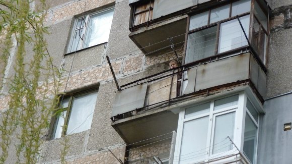 В Александрии малыш гулял на балконе 6-го этажа, пока папа отлучился в магазин. ФОТО (фото) - фото 1