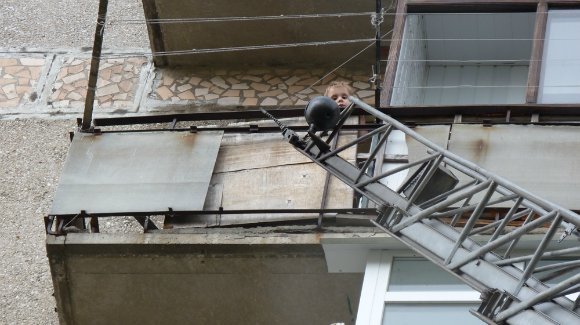 В Александрии малыш гулял на балконе 6-го этажа, пока папа отлучился в магазин. ФОТО (фото) - фото 1